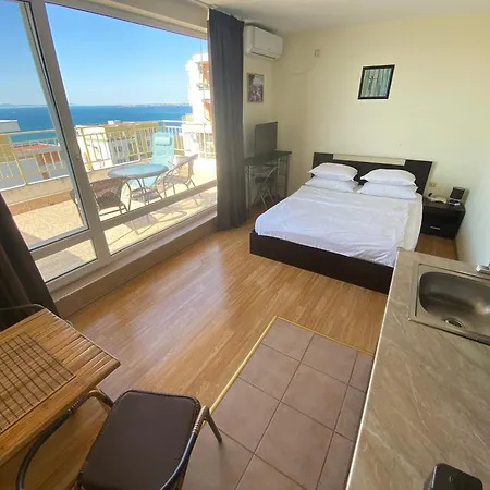 Sea View Panoramic Apartments, Noks Crown Club * סבטי ולאס
